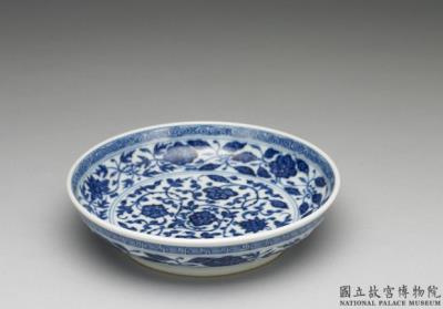 图片[2]-Dish with floral scrolls decoration in underglaze blue, Qing dynasty, Qianlong reign (1736-1795)-China Archive